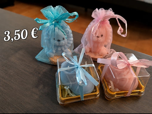 Velas artesanales osito bebé en azul y rosa con bolsa de organza y caja acrílica